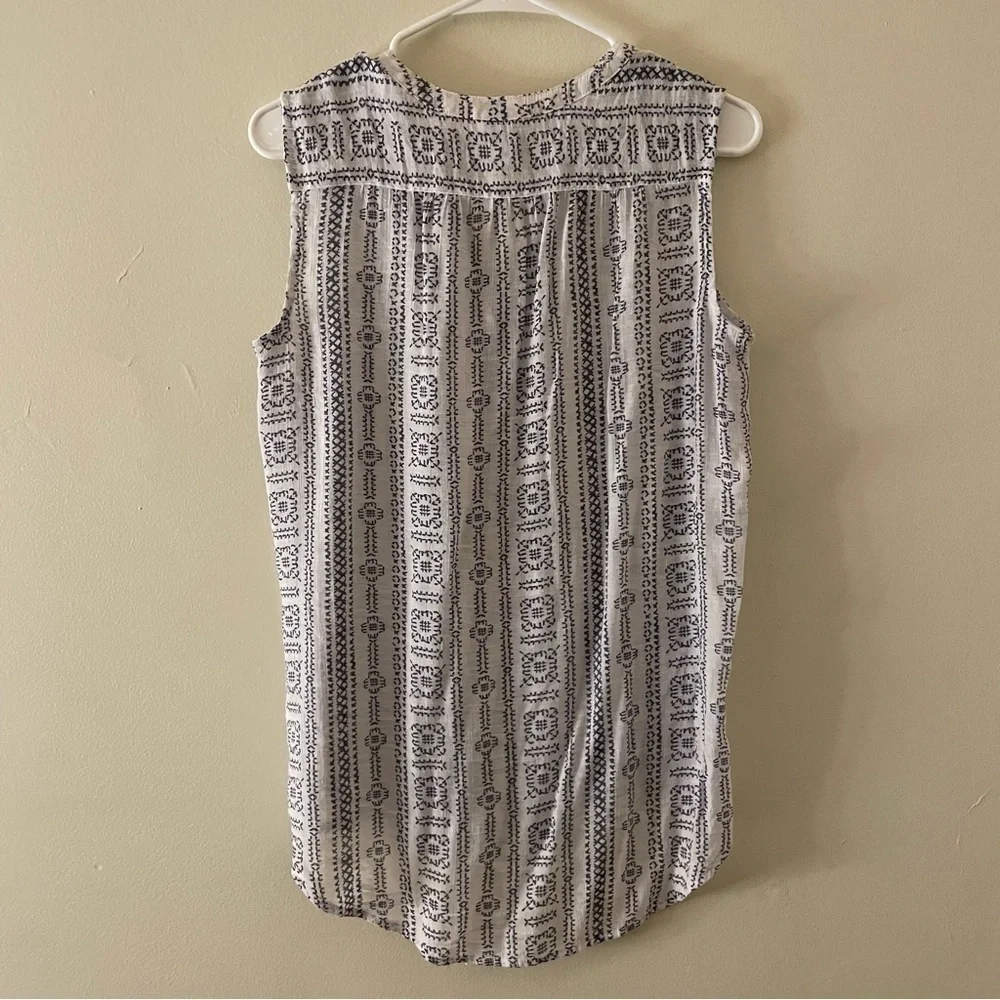 St. John’s Bay blue and white patterned summer sleeveless top comfortable casual